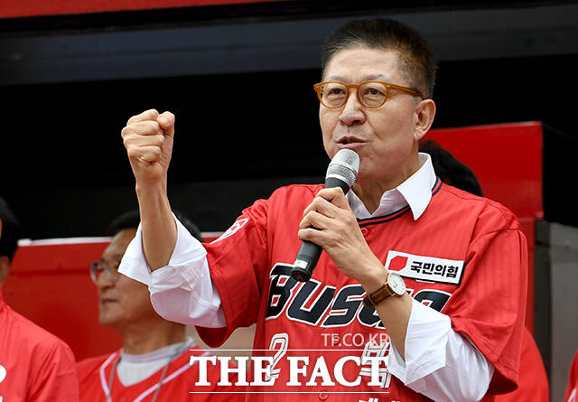 주먹 불끈 쥐고 연설하는 박 후보.