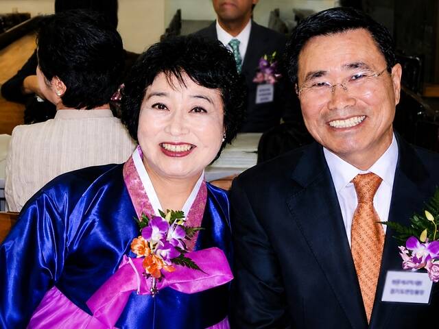 김옥희(68·왼쪽) 씨는 지난 4월15일 전남대학교병원에서 뇌사 장기기증으로 6명의 환자에게 새 생명을 나누고 떠났다. 사진은 김 씨와 남편 박천식 씨 부부 모습. /한국장기조직기증원