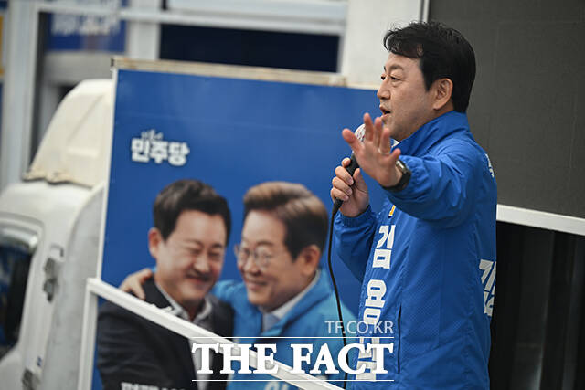 김용남 더불어민주당 평택을 국회의원 재선거 후보와 최원용 민주당 평택시장 후보를 비롯한 시·도 의원 후보들이 손을 맞잡고 인사하고 있다.