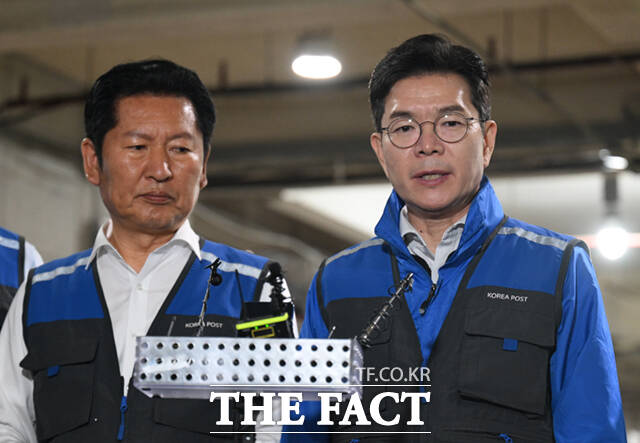 정청래 더불어민주당 대표와 정원오 서울시장 후보, 문종철 광진구청장 후보(왼쪽부터)가 제9회 전국동시지방선거 공식 선거운동 시작일인 21일 0시 서울 광진구 동서울우편집중국을 찾아 택배 물류 작업을 하고 있다. /이새롬 기자