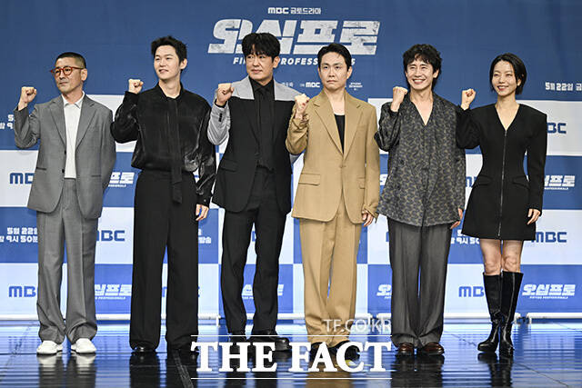 한동화 감독과 배우 이학주, 허성태, 오정세, 신하균, 김신록(왼쪽부터)이 포즈를 취하고 있다.