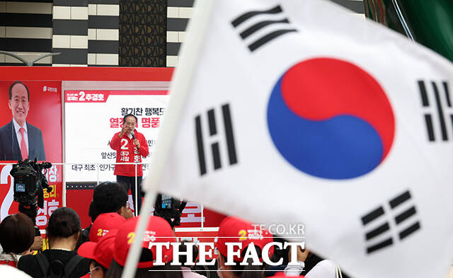 추경호 국민의힘 대구시장 후보가 21일 오후 대구 중구 현대백화점 앞에서 열린 '국민의힘 지방선거 출정식'에 참석해 시민들에게 지지를 호소하고 있다. /대구=박헌우 기자