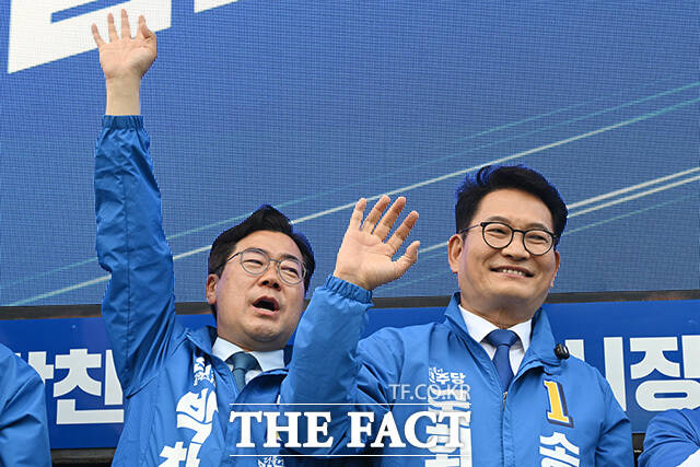 지지 호소하는 박찬대 더불어민주당 인천시장 후보(왼쪽)와 송영길 더불어민주당 연수구갑 재보궐선거 후보.