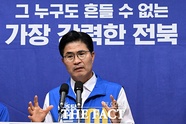 이원택 더불어민주당 전북특별자치도지사 후보가 21일 오후 전북도 전주 완산구 전북특별자치도의회에서 열린 기자회견에 참석해 공약발표를 한 뒤 취재진의 질의에 답변하고 있다. /전주=김성렬 기자