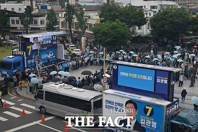 김관영 무소속 전북특별자치도지사 후보가 21일 오전 전주 완산구 풍남문 광장에서 열린 출정식에 참석해 지지를 호소하고 있다. /전주=김성렬 기자