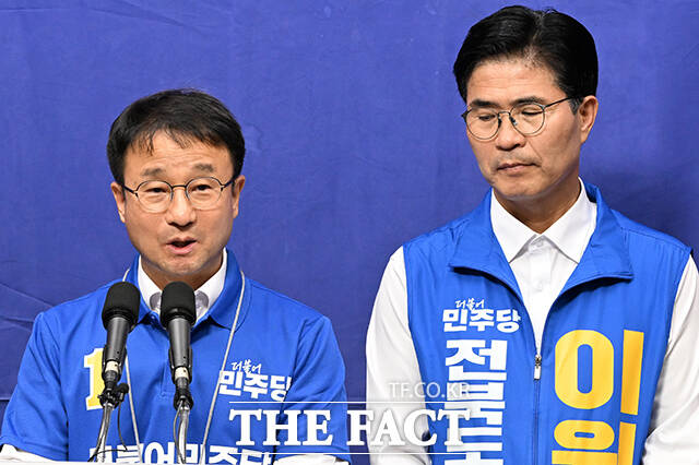 이원택 더불어민주당 전북특별자치도지사 후보가 21일 오후 전북도 전주 완산구 전북특별자치도의회에서 열린 기자회견에 참석해 공약발표를 한 뒤 취재진의 질의에 답변하고 있다. /전주=김성렬 기자