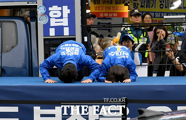 전재수 더불어민주당 부산시장 후보가 21일 오후 부산 진구 부전역에서 출정식을 열고 지지를 호소하고 있다. /부산=박상민 기자