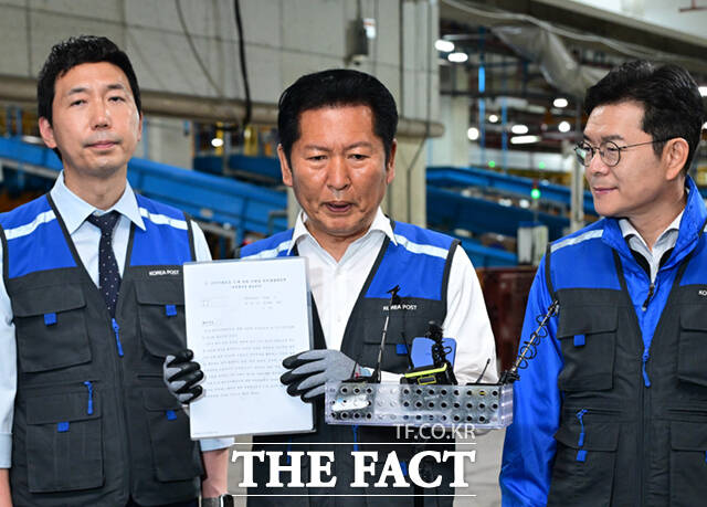 정청래 더불어민주당 대표가 제9회 전국동시지방선거 공식 선거운동 시작일인 21일 0시 서울 광진구 동서울우편집중국에서 첫 일정을 마친 뒤 브리핑하며 5.18 민주화운동 등에 관한 특별법 일부개정안을 공개하고 있다. /이새롬 기자