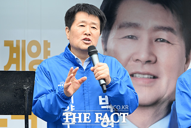 박형우 더불어민주당 계양구청장 후보 및 시·구의원 후보들과 합동 출정식 갖고 기념촬영하는 김남준 더불어민주당 계양을 재보궐선거 후보(위쪽 가운데).