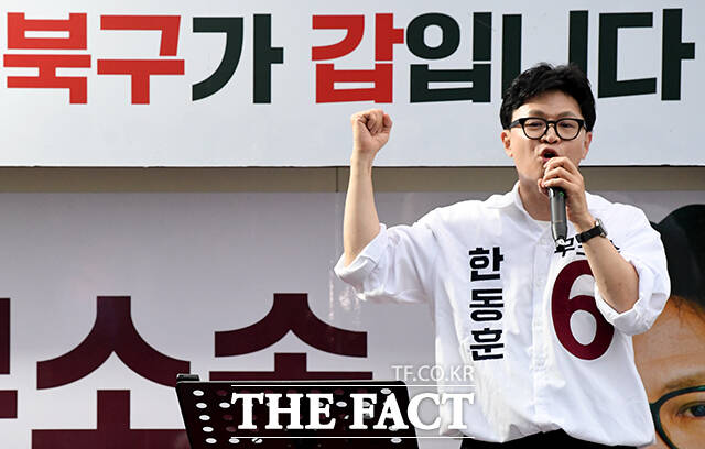 한동훈 무소속 부산 북구갑 국회의원 후보(왼쪽)가 21일 오후 부산 북구 구포시장 인근 쌈지공원에서 열린 출정식에서 아내 진은정 변호사와 함께 유권자들의 지지를 호소하고 있다. /부산=박상민 기자