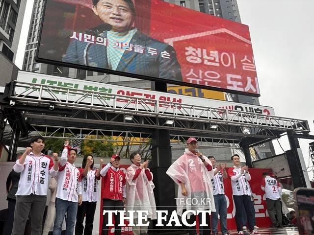 오 후보 (가운데)가 삼양사거리에서 유세 활동을 펼치고 있다. /삼양동=문화영