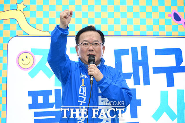 김부겸 더불어민주당 대구시장 후보가 21일 오후 대구 수성구 신매시장 앞에서 열린 집중유세에서 시민들에게 지지를 호소하고 있다. /대구=박헌우 기자