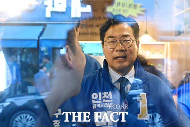 연수구 맛고을길 일대를 돌며 시민들에게 인사하는 더불어민주당 정지열 연수구청장 후보와 박찬대 인천시장 후보, 송영길 연수구갑 재보궐선거 후보(왼쪽부터).