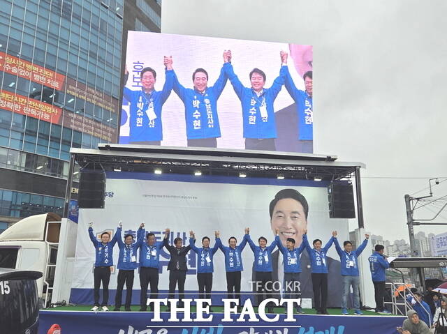 박수현 더불어민주당 충남도지사 후보를 비롯한 충남지역 국회의원과 지방선거 후보들이 21일 오전 천안시 쌍용동 일봉산사거리에서 출정식을 갖고 필승을 다짐하고 있다. /정효기 기자