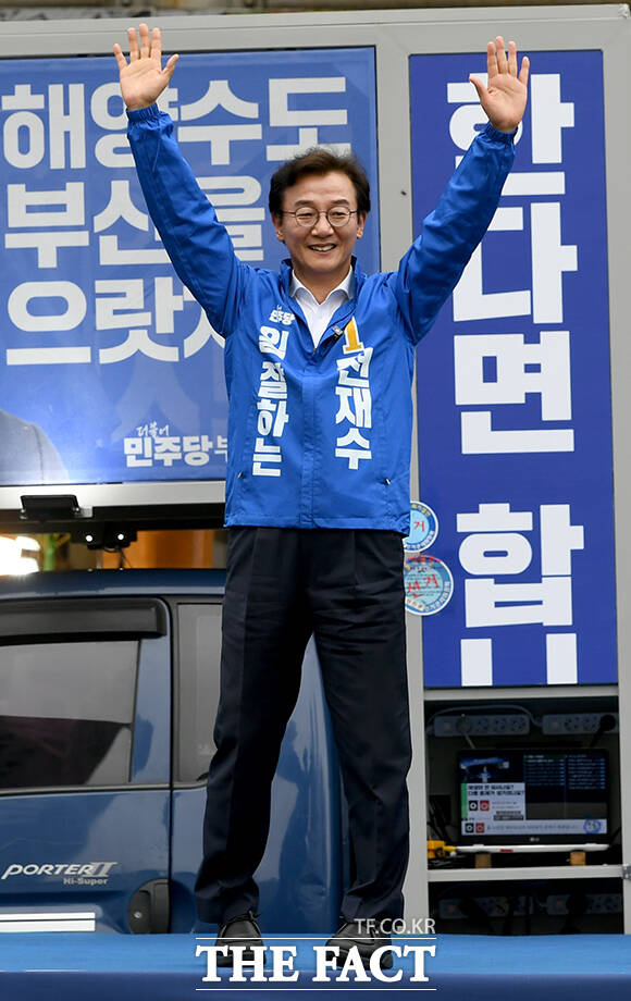 전재수 더불어민주당 부산시장 후보가 21일 오후 부산 진구 부전역에서 출정식을 열고 지지를 호소하고 있다. /부산=박상민 기자