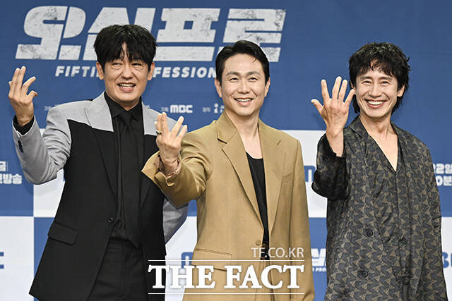 배우 허성태와 오정세, 신하균(왼쪽부터)이 21일 오후 서울 마포구 MBC 골든마우스홀에서 열린 MBC 새 금토드라마 '오십프로' 제작발표회에 참석해 포즈를 취하고 있다. /송호영 기자