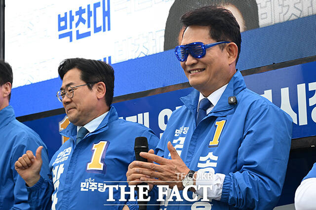 LED 안경 착용 후 로고송에 맞춰 지지 호소하는 송 후보(오른쪽).