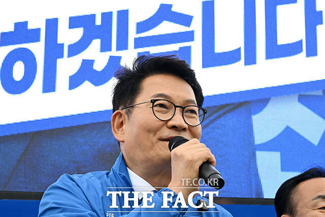 지지 호소하는 박찬대 더불어민주당 인천시장 후보(왼쪽)와 송영길 더불어민주당 연수구갑 재보궐선거 후보.