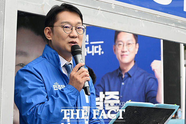 박형우 더불어민주당 계양구청장 후보 및 시·구의원 후보들과 합동 출정식 갖고 기념촬영하는 김남준 더불어민주당 계양을 재보궐선거 후보(위쪽 가운데).