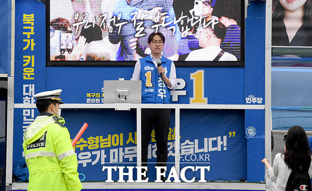 하정우 더불어민주당 부산 북구갑 국회의원 후보가 21일 오전 부산 북구 구포대교 사거리에서 출정식을 열고 발언하고 있다. /부산=박상민 기자