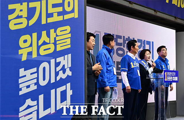 추미애 더불어민주당 경기도지사 후보(가운데)가 6.3 지방선거 공식선거운동 첫날인 21일 오전 경기 성남시 분당 서현역 앞에서 열린 출정식에서 정청래 더불어민주당 대표, 김병욱 성남시장 후보와 함께 지지를 호소하고 있다. /성남=임영무 기자