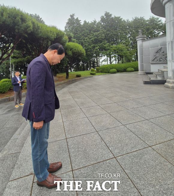 박성현 무소속 광양시장 후보가 본격 선거운동이 시작된 첫날인 21일 오전 광양현충탑을 참배하고 본격 선거전에 돌입하고 있다. /박성현 후보 선거사무소
