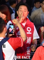  오세훈, 환호하는 지지자 향해 '침착해' [포토]