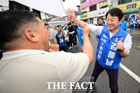  '김용남에게 엄지척' 뜨거운 평택을 민심 [TF사진관]
