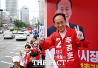  공식 선거운동 개시 '아침 인사 나선 추경호' [TF사진관]