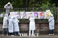  떨어지는 빗속에도 '선거 벽보 부착 완료!' [TF사진관]