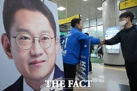  출근길 시민과 인사 나누는 김남준 후보 [포토]