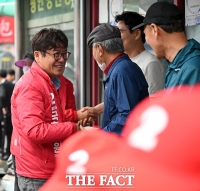  유권자들과 인사하는 '평택을 2번' 유의동 [포토]