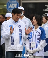  대화하는 조국·박은정 [포토]
