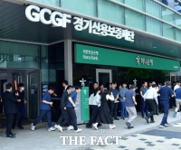  소화기 들고 뛰고 질식포 덮고…실전 방불 경기신보 화재 대응훈련