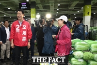  상인과 웃음 짓는 오세훈 서울시장 후보 [포토]
