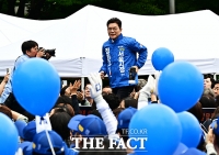  유세 차량에 올라서는 정원오 서울시장 후보 [포토]