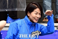  추미애 후보 출정식에서 율동으로 지지호소하는 최민희 의원 [TF사진관]