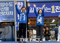  부산을 대한민국 해양 수도로…전재수, 부전역에서 부인과 함께 출정식 [TF사진관]