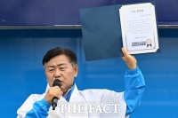  '도민 공천장' 손에 들고 발언하는 김관영 무소속 전북지사 후보 [포토]