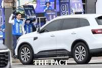  '13일간의 표심 잡기'…시민들과 인사하는 이원택 민주당 전북지사 후보 [TF사진관]