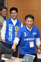 기자회견장 들어서는 한병도·이원택 [포토]
