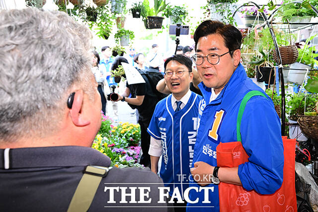 핫도그와 도넛을 맛본 박찬대, 김남준 후보가 기념촬영 하는 모습.