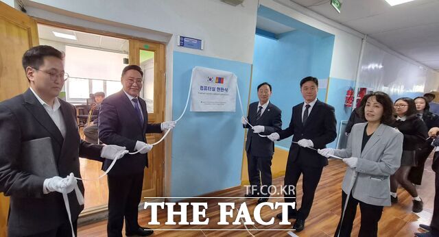 설동호 대전시교육감이 몽골 현지 울란바타르 제51번 학교를 방문해 몽골 총괄교육청 및 학교 관계자들과 현판식 행사를 진행하고 있다. /대전시교육청