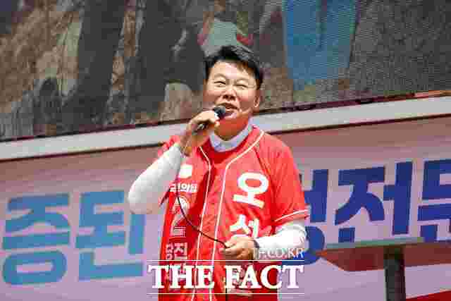 오성환 국민의힘 당진시장 후보가 22일 당진지역 주요 거점에서 거리 유세를 펼치며 지지를 호소하고 있다. /오성환 후보 선거사무소