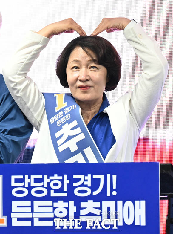 추미애 더불어민주당 경기도지사 후보가 22일 경기 의정부시 민락2지구 로데오거리에서 유권자들에게 지지를 호소하고 있다. /의정부=이새롬 기자