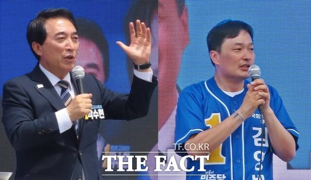 박수현 충남도지사 후보와 김영빈 국회의원 보궐선거 후보가 22일 청양군 축협 앞에서 열린 합동유세에서 연설을 하고 있다. /김형중 기자