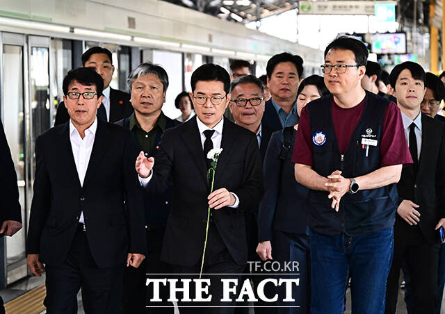 정원오 더불어민주당 서울시장 후보가 22일 오전 서울 광진구 구의역 9-4 승강장에서 구의역 참사 10주기 추모 헌화를 하고 있다. /배정한 기자