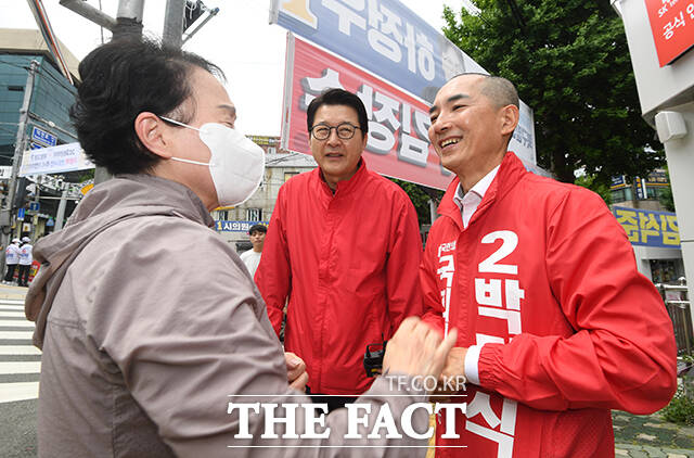 박민식 국민의힘 부산 북구갑 국회의원 후보(가운데)와 신동욱 국민의힘 최고위원(오른쪽)이 22일 오전 부산 북구 만덕시장을 찾아 상인과 인사를 나누고 있다. /부산=박상민 기자