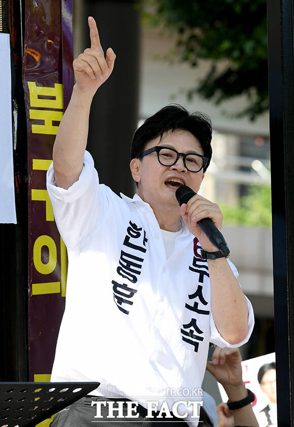 한동훈 부산 북구갑 국회의원 후보가 22일 오후 부산 북구 동문아파트 인근에서 군집한 시민들 사이로 들어가 지지를 호소하고 있다. /부산=박상민 기자