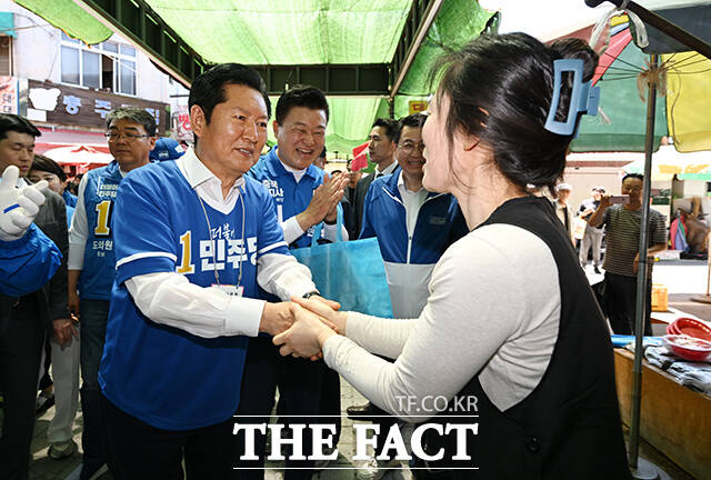 정청래 더불어민주당 총괄상임선대위원장이 22일 오후 충북 충주시 충주공설시장을 찾아 시민과 인사를 나누고 있다. /충주=박헌우 기자